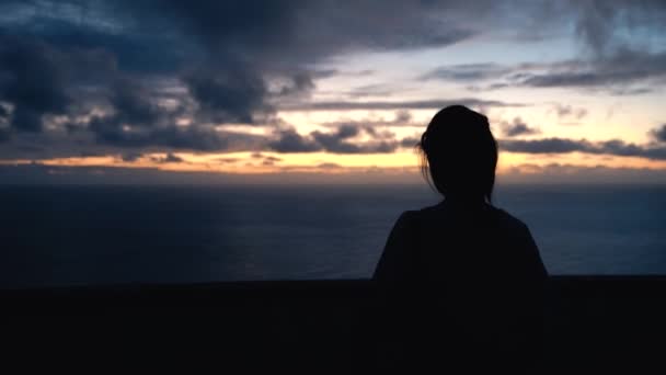 Silhouette Young Woman Watching Sunset Ocean Medium Shot — Vídeo de Stock
