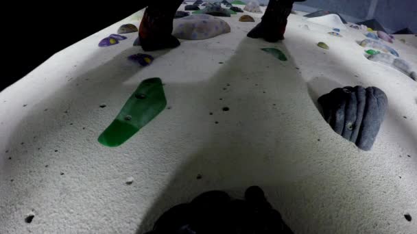 Boulder Climbing Indoor Gym Camera Position Top Climb Right Next — Stok video