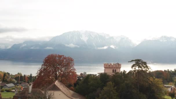 Flying Tree Building Revealing Beautiful Swiss Town Lake Mountain Background — Vídeos de Stock