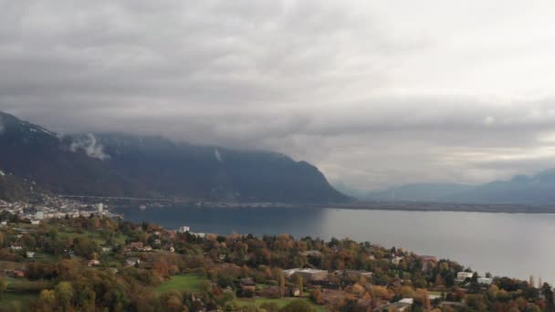 High Pan Beautiful Lake Geneva Mountains Background — Vídeos de Stock