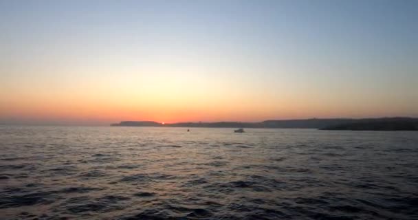 Sunset Shot Boat Cruise Sun Fading Cliffs Horizon Wide Angle — ストック動画