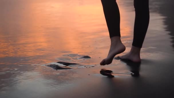 Barefoot Woman Leggings Walks Ocean Sunset Evening Azores Beach — Stock video