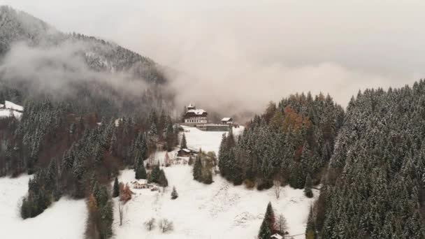 Flying Large Mansion Top Snow Covered Mountain Woodland Area — Vídeo de Stock