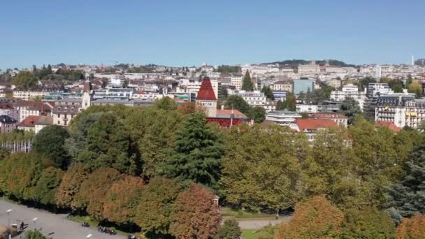 Flying Park Revealing Beautiful Church Clock Tower Town Lausanna Switzerland — 비디오