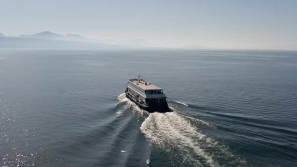 Aerial Tour Boat Moving Horizon Lake Geneva — Vídeos de Stock