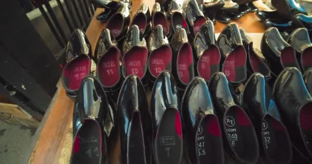 Продажа Галоши Части Национальной Обуви Махсы Базаре Чорсу Старом Городе — стоковое видео