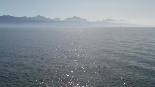 Εναέρια Πτήση Πάνω Από Την Όμορφη Λίμνη Της Γενεύης Βουνά — Αρχείο Βίντεο