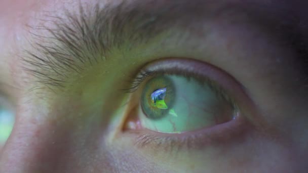 Крупним Планом Макро Вигляд Очей Молодої Людини Рухається Швидко Дивиться — стокове відео