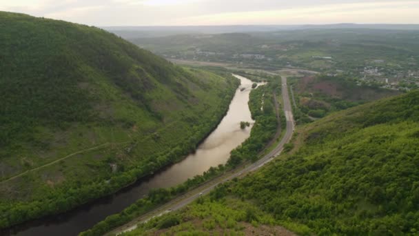 Aerial Reveal Pennsylvania Forest River Summer Sunset Displaying Rocky Cliff — стокове відео