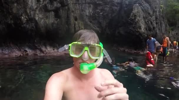 Young Man Wearing Snorkeling Gear Jumps Beautiful Tropical Water — Vídeo de Stock