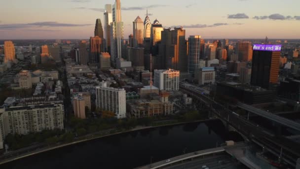 Aerial Drone Reveal Downtown Philadelphia Skyline Featuring Tall Glass Skyscrapers — Vídeo de Stock