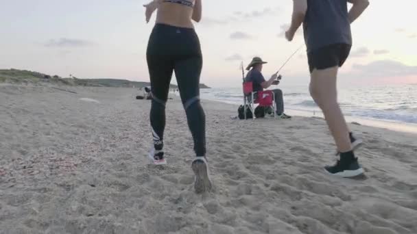 Fitness Couple Running Seashore Fisherman Sunset Track Shot Close Legs — Stok video