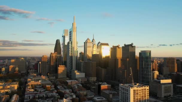 Aerial Drone Close View Downtown Philadelphia Skyline Featuring Tall Glass — 비디오