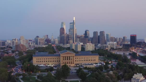 Aerial Drone Push View Downtown Philadelphia Skyline Featuring Tall Glass — 비디오