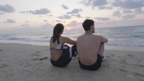 Attractive Young Couple Sit Beach Watch Sea Waves Beautiful Sunset — ストック動画