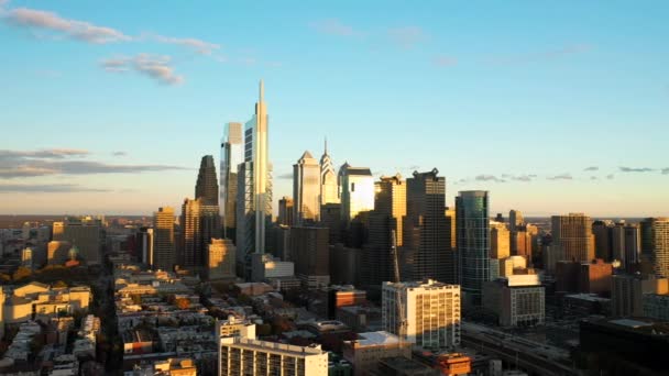 Rotating Aerial Drone View Downtown Philadelphia Skyline Featuring Tall Glass — Vídeo de Stock