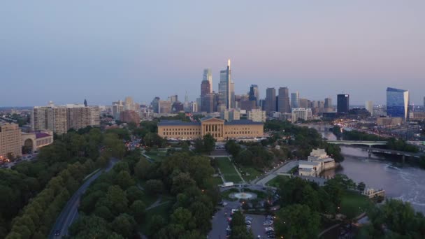 Aerial Drone View Downtown Philadelphia Skyline Featuring Tall Glass Skyscrapers — 비디오