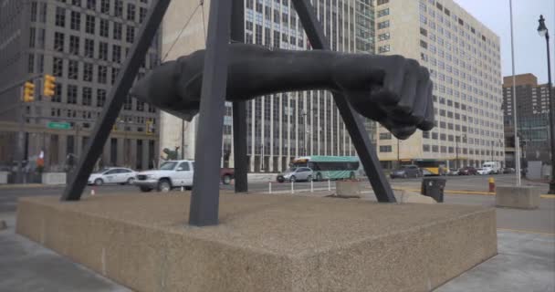 Establishing Shot Monument Joe Louis Statue Downtown Detroit Video Filmed — Stock video
