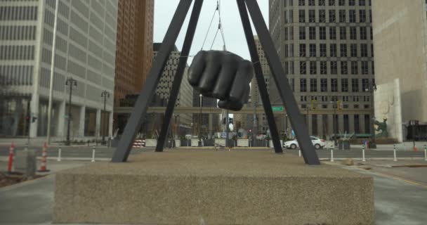 Establishing Shot Monument Joe Louis Statue Downtown Detroit Video Filmed — Vídeos de Stock
