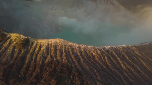 Cinematic Aerial Shot Acidic Lake Revealing Mountainous Landscape Sunset — Vídeos de Stock