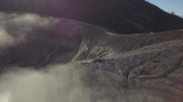 Aerial Shot Volcano Crater Java Indonesia Man Standing Crater Rim — Vídeos de Stock