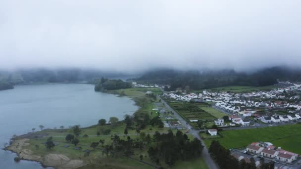 Aerial Establishing Shot Lagoa Verde Nearby Village Azores — Vídeos de Stock