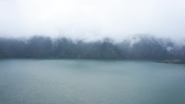 Aerial Panning Shot Mists Fog Hanging Low Lagoa Verde Lake — Vídeos de Stock