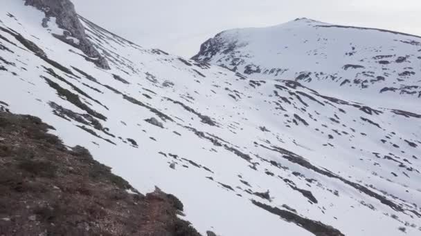 Πετώντας Προς Την Κορυφή Των Χιονισμένων Βουνών Εναέρια Εμπρός — Αρχείο Βίντεο