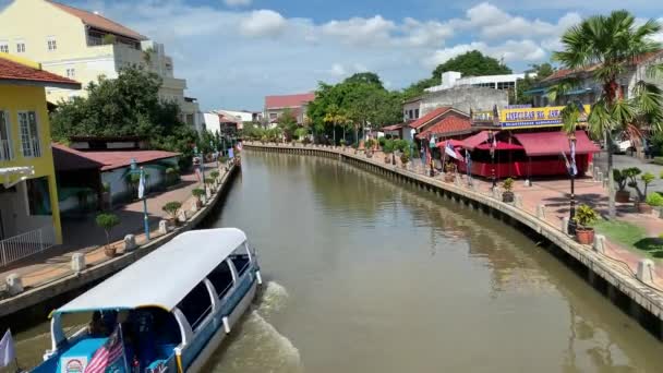 Narrow Looking Malacca River Houses While Boat Cruising River Cloudy — 图库视频影像