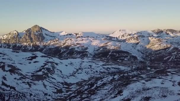 Aerial View Zooming Out Vast Snowy Mountainous Landscape Golden Hour — Vídeos de Stock