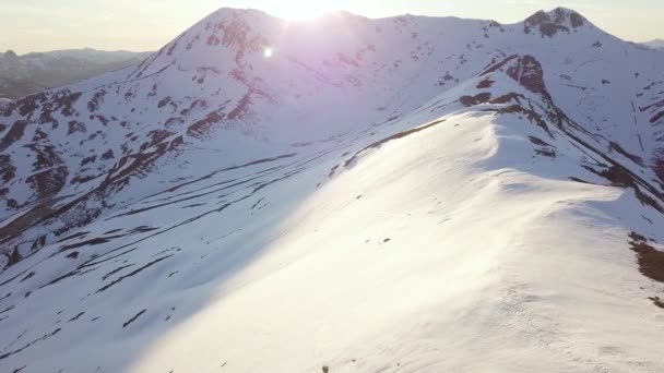 Beautiful Aerial View Snowy Mountains While Sun Starting Set Mountain — Vídeo de Stock