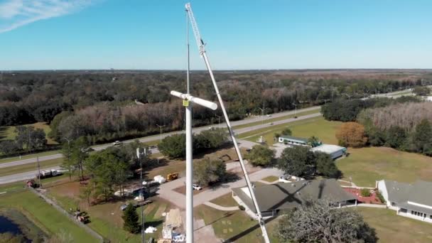 Crane Holding Technicians Installing Cross Shaped Cell Phone Tower — Vídeo de stock