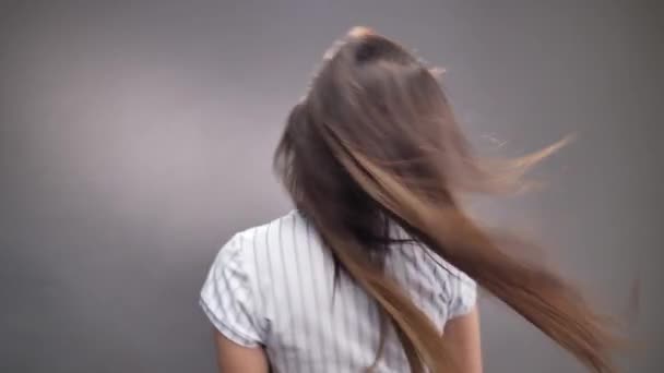 Портрет Чарівної Леді Робить Довге Волосся Далеко Вмикає Сірий Фон — стокове відео