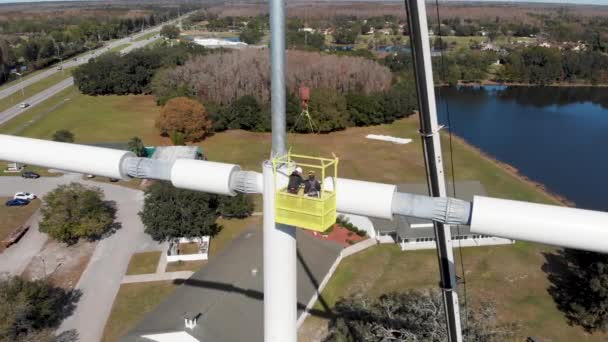 Technicians Installing Cross Shaped Cell Phone Tower — Vídeos de Stock