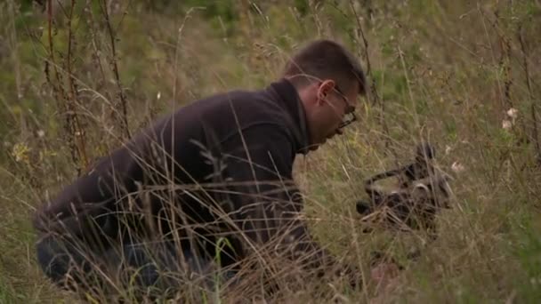 Adult Man Tall Grass Using Gimbal Film Some Nature Shots — Stock video