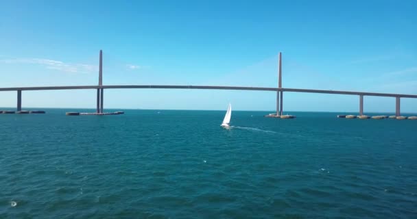 Aerial Video Sailboat Approaching Sunshine Skyway Bridge — Vídeos de Stock