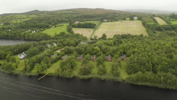 Fly Establishing Shot Holiday Rentals Next Beautiful Lake Ireland — Wideo stockowe