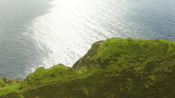 Dramatic Drop Cliffs Ireland Revealing North Atlantic Ocean — 비디오