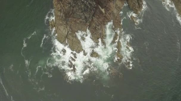 Aerial Zoom Waves Breaking Swelling Rocky Outcrop — Stock Video