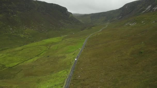 Small Single White Car Makes Its Way Amazing Cinematic Landscape — Vídeo de stock