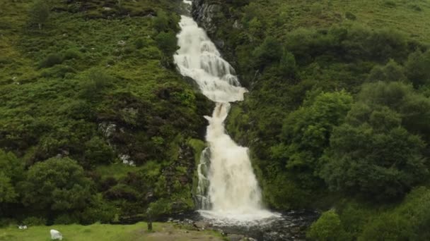 Aerial Zoom Out Shot Beautiful Waterfall Remote Landscape Ireland — 비디오