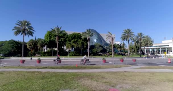 Aerial Video Bike Riders Dali Museum Petersburg Florida — Wideo stockowe