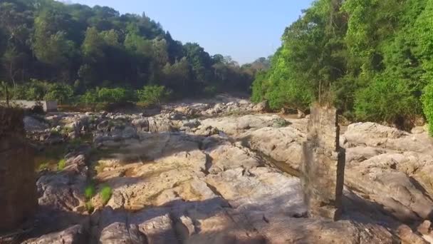 Сухое Русло Реки Полное Камней Горах Высокой Страны Воздушная Видеосъемка — стоковое видео