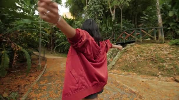 Γυναίκα Γυρίζοντας Κόκκινο Σακάκι Στο Φυσικό Πάρκο — Αρχείο Βίντεο