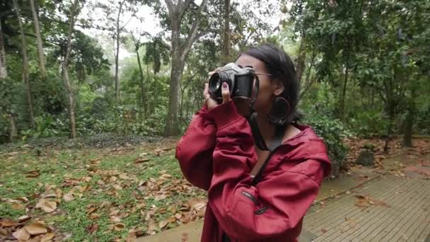 Young Girl Takes Photograph Old Film Camera — Vídeo de Stock
