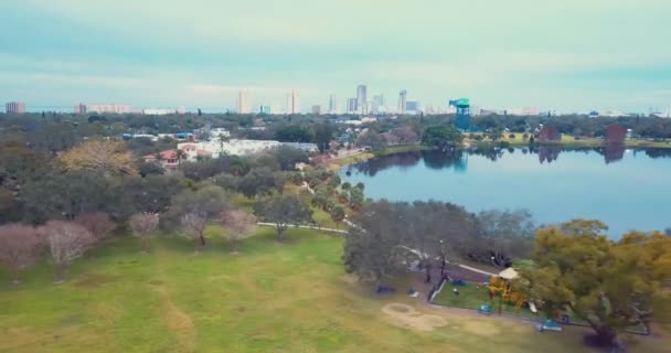 Aerial Video Crescent Lake Water Tower Petersburg Florida — Vídeos de Stock