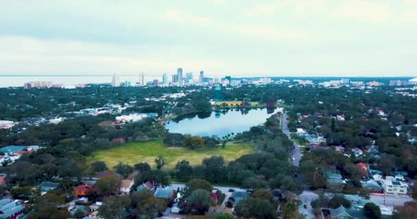 Aerial Video Flying Downtown Petersburg Crescent Lake Park — Stock video
