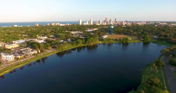 Aerial Tilt Video Crescent Lake Downtown Petersburg Skyline — Stok video