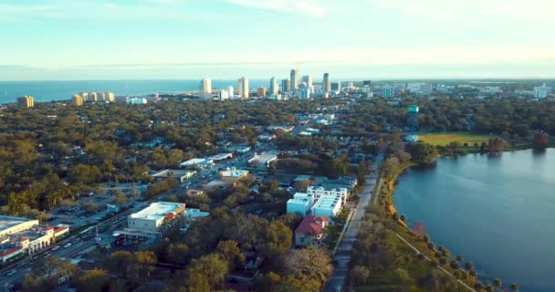 Luchtfoto Van Downtown Petersburg Afdalend Bij Crescent Lake Park — Stockvideo