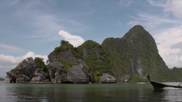 Boat Passing Beautiful Limestone Island Wide Shot — Vídeos de Stock